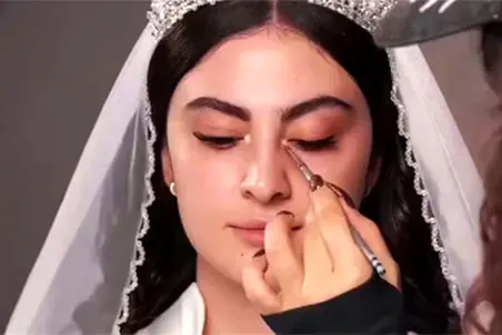 آواز میکاپی؛ رقص آذری مریم مومن موقع آرایش عروسی