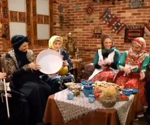 آواز شاد؛ مرجانه گلچین،نعیمه و آشا آهنگ محلی یه شو بوشوم کونوس کله میخونن به وجد میان