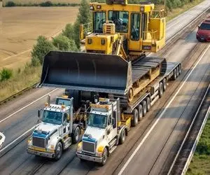 جا به جایی های جانکاه؛ دو تا تریلی وصل کردن به هم تا بیل مکانیکی های غول رو حمل کنن