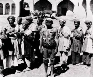 سوار ماشین زمان بشوید؛ قاجار و عزاداری محرم به سبک سوراخ کردن بدن با قفل!