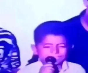 آواز اصیل؛ پسرک جاسوئیچی چه با سوز آهنگ لعنت به رسم روزگار رو خوند برای شونصد سال پیش