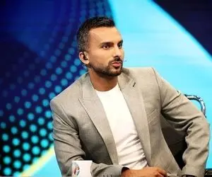 عکس یادگاری محمد حسین میثاقی در استادیوم خلیفه؛ نگاه به دور دست‌ها