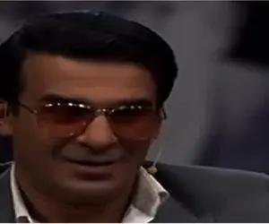 سکانس خندان؛ یوسف تیموری با عینک نیما یه حرکت میزنه مدیری نفسش در نمیاد از خنده