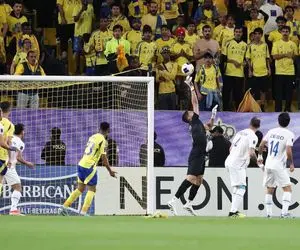 کاپیتان استقلال نزدیک درهای خروج باشگاه