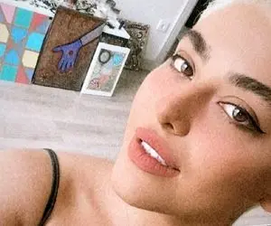 سلفی مبتذل ریحانه پارسا در آینه با لباس سینه چاک! | عکس