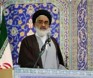 امام جمعه قم:در عصر غیبت باید تابع فرامین رهبری باشیم؛نه پیشقدم باشیم و نه عقب بمانیم