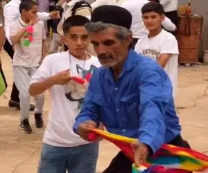 آواز محلی؛ پیرمرد تر دماغ رنگین کمون گرفته دستش عین بادبادک تو ازدحام میرقصه فرفرست