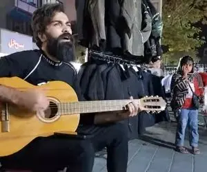 آواز بهشتی؛ پسر مشکی پوش با گیتارش وسط شهر آهنگ تو از شهر غریبه رو چقدر با احساس خوند