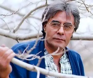 آواز احساسی؛ خسرو شکیبایی چه با رقص و رامشگری آهنگ مادر من رو میخونه خدا بیامرزتش