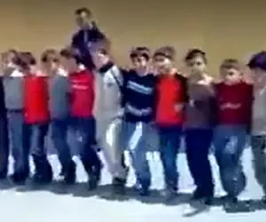 آواز محلی؛ پسر بچه ها تو مدرسه جای بازی کوردی میرقصن منظم تر از از جلو نظام