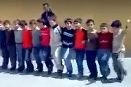 آواز محلی؛ پسر بچه ها تو مدرسه جای بازی کوردی میرقصن منظم تر از از جلو نظام