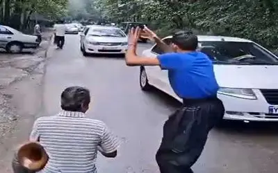 آواز خیابانی؛ یکی اهنگ میزد و رفیق جوگیرشم با زیرشلواری اومد وسط خیابون رقصید