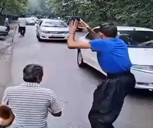 آواز خیابانی؛ یکی اهنگ میزد و رفیق جوگیرشم با زیرشلواری اومد وسط خیابون رقصید