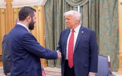 (ویدئو) ذوق‌زدگی عجیب جولانی از کلاهی که ترامپ به او هدیه داد!