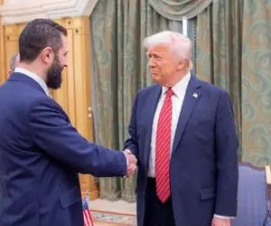 (ویدئو) ذوق‌زدگی عجیب جولانی از کلاهی که ترامپ به او هدیه داد!