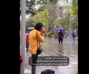 آواز احساسی؛ این مرد زیر بارون تو خیابون رشت با سازدهنی آهنگ آنشرلی رو نواخت و دل برد