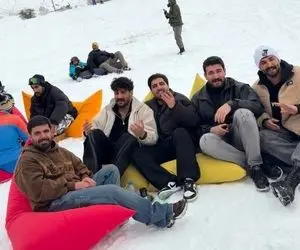 آواز محلی؛ پسر جماعت خدای خلاقیته اینا گروهی رفتن برف بازی غمگین میخونن فقط میخندی