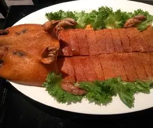 فرآوری خوک؛ خوک حرومی صورتی با سس مزه دار کرد سیخ داغ از دهنش رد کرد کبابی شه