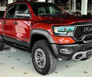 ماشین لوکس؛ بزرگترین تویوتا دو کابین جهان با موتور توربو از نقره و پر قو ساخته شده