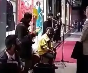 آواز بهشتی؛ داشت رد میشد دید دارن ساز میزنن کت رو درآورد قصه عشق حامدی رو خوند و رفت