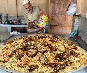 غذای خیابانی؛ پلو کابلی جذاب حاصل یه عمر تجربه این آقاس و با روغن حیوانی چه لعبتی شد