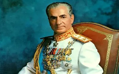 سفر به ایام قدیم سال 1342؛ محمدرضا پهلوی با لباس سمور و شاهزاده هایش