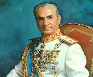 سفر به ایام قدیم سال 1342؛ محمدرضا پهلوی با لباس سمور و شاهزاده هایش