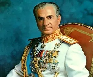 سفر به ایام قدیم سال 1342؛ محمدرضا پهلوی با لباس سمور و شاهزاده هایش