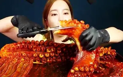 غذای مثبت 18 ؛ چرا چینی ها اینجورین ماهی مرکب زنده چشاشو درآورد مثل چیپس خلالی خورد