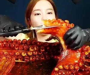 غذای مثبت 18 ؛ چرا چینی ها اینجورین ماهی مرکب زنده چشاشو درآورد مثل چیپس خلالی خورد