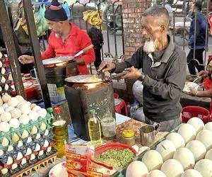 غذای خیابانی؛ آقاهه با این مدل ریش جذابش چه ساندویچ تخم مرغ خفنی میده دست ملت