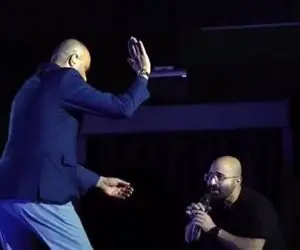 آواز احساسی؛ طرفدار تو کنسرت میکرفونو از حامی میقاپه صداش از خواننده درجه یک تره