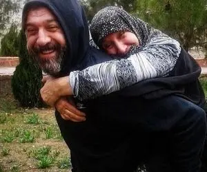 زنده یاد علی انصاریان محو تماشای مادر + ویدئو