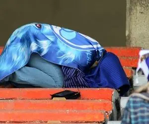 (عکس) بوسه دختر هوادار استقلال به سکوی آزادی