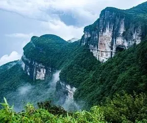 معماری خلاقانه/ این مسیر باریک پیاده روی در دل کوهستان چین ترس به جون آدم میندازه 