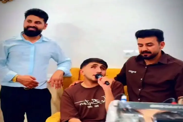 کاش پسر نابینا چشم بینا داشت و میدید چطور مردم با آوازخوانی عالی اش تشویقش میکنند