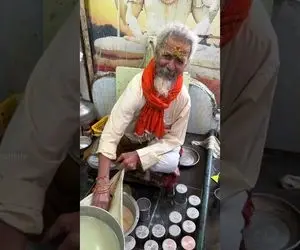 غذای خیابانی؛ ببینید این پیرمرد النگو به دست و گوشواره به گوش چه عجیب دسر درست میکنه