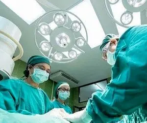 خارج کردن جنین مرده از شکم یک پسر!