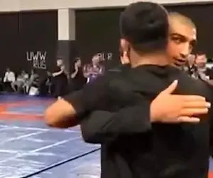 آواز شاد؛ قهرمان کشتی رو کول گرفتن آوردن وسط برقصه میگه بلد نیستم ببین چه حرکتی میزنه