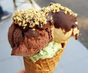 بستنی فروش و مشتریاش تو دنیا معروف شدن | ویدیو