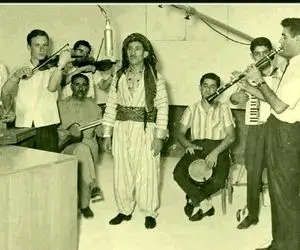 آواز جیگرسوز؛ خواننده تو عروسی با چشمای پر آهنگ حسن زیرک رو میخونه همه تو اغماء رفتن