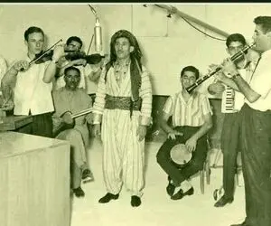 آواز جیگرسوز؛ خواننده تو عروسی با چشمای پر آهنگ حسن زیرک رو میخونه همه تو اغماء رفتن