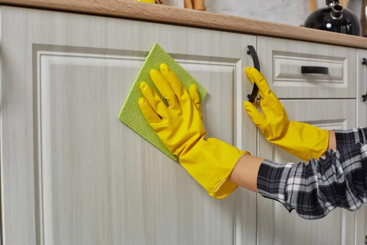 تمیز کردن کابینت ها