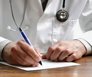 (عکس) تصویری بحث‌برانگیز که از مطب یک پزشک لو رفت 