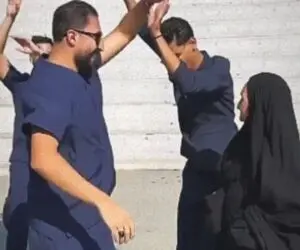 آواز بهجتی؛ رقص مادر پیر و پسرش با آهنگ ناز نکن ناز نکن بخاطر فارغ تحصیلی