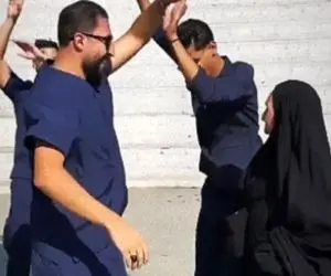 آواز بهجتی؛ رقص مادر پیر و پسرش با آهنگ ناز نکن ناز نکن بخاطر فارغ تحصیلی