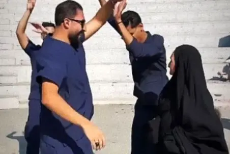 آواز بهجتی؛ رقص مادر پیر و پسرش با آهنگ ناز نکن ناز نکن بخاطر فارغ تحصیلی