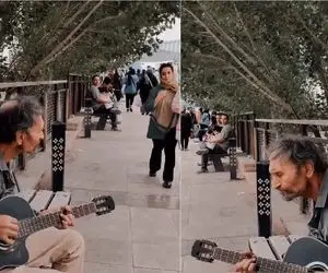 مطربی خیابانی؛ آقاهه خانه به دوش گوشه پارک با گیتارش انگلیسی خوند ملت محو تماشا شدن