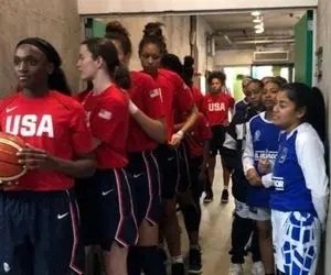 (تصویر) تصویری عجیب از رقابت بسکتبال دختران آمریکا و السالوادور