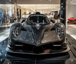 ماشین لوکس؛ جدیدترین پاگانی جهان با موتور دیجیتال از فیبر کربنی و چرم تمساح ساخته شده